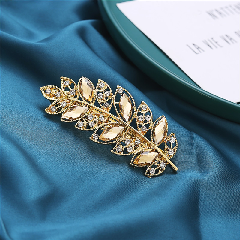 A new Korean-style, trendy and individualistic women's BB clip fashion accessory, electroplated alloy white crystal hair accessory, simple Specification image