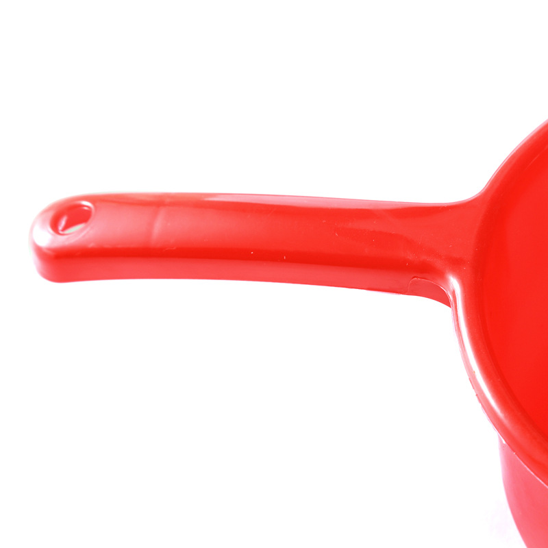Thickened plastic water ladle that won't break, durable for household use 水舀子 old-fashioned long handle industrial water spoon in stock for wholesale Application Scenario
