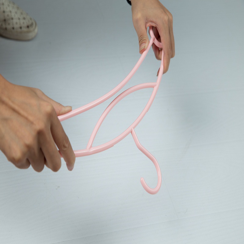 Rainbow-colored collar guard hanger, thickened plastic household hanger, clothes rack, clothes drying rack, clothes rack, clothes drying rack Application Scenario