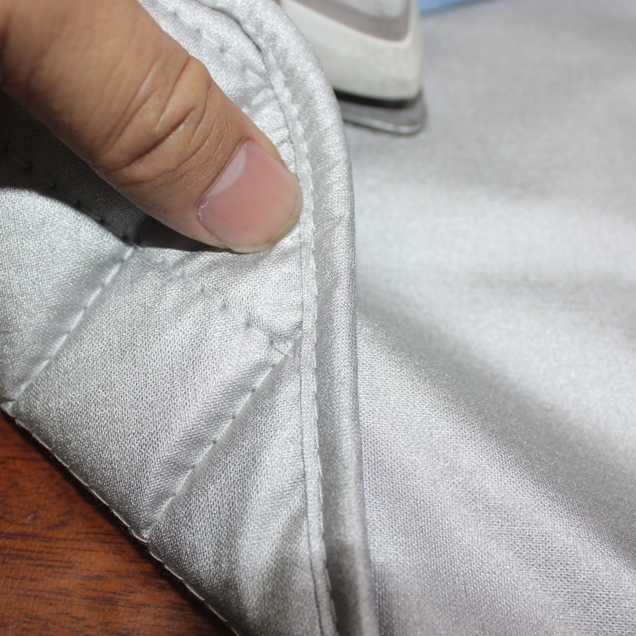 [Hold] Ironing Mat Portable Ironing Mat All Cotton Coated Silver Iron Mat Thickened High Temperature Resistant Ironing Folding Application Scenario