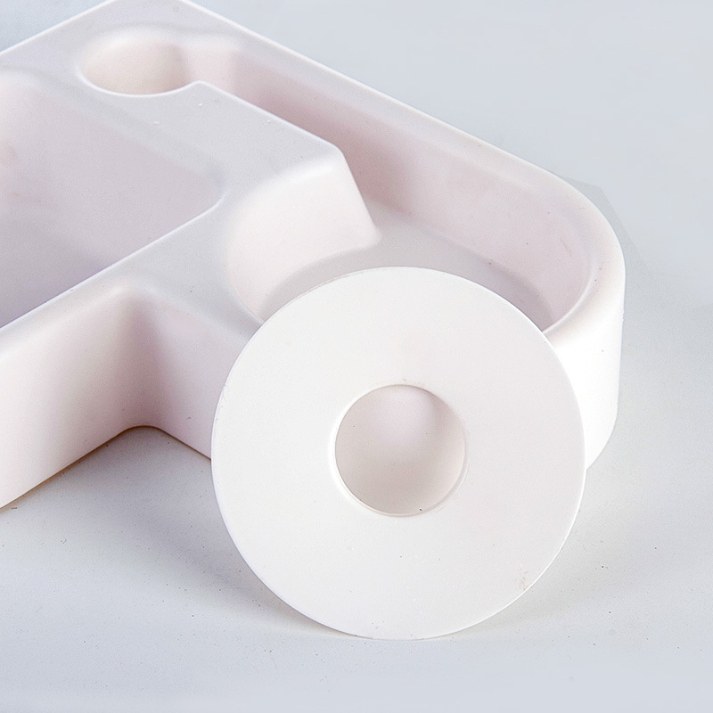 Multi-functional wall corner cat bowl with water bottle, heart-shaped automatic drinking water, wall corner pet bowl Application Scenario