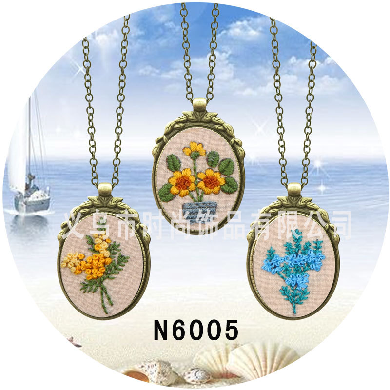 Three-pattern European-style necklace embroidery diy material package set, ancient-style set, handcrafted DIY embroidery set, fabric Specification image