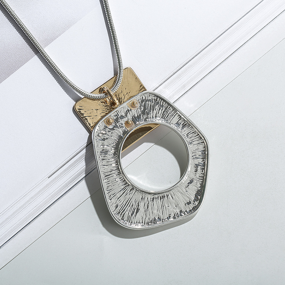 Sweater chain cross-border trade, fashionable and high-end style in Europe and America, ins women's autumn and winter bestseller pendant, long necklace Application Scenario