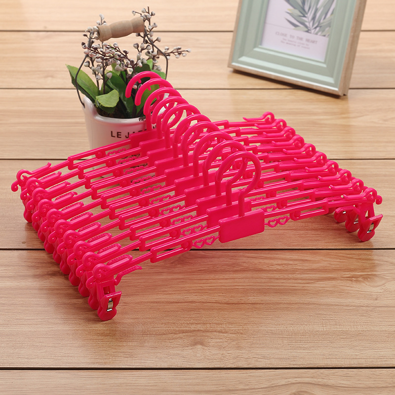 Plastic underwear, underpants hangers, bra clips, display in shopping malls and supermarkets, hangers with clips, drying women's bra braces Application Scenario