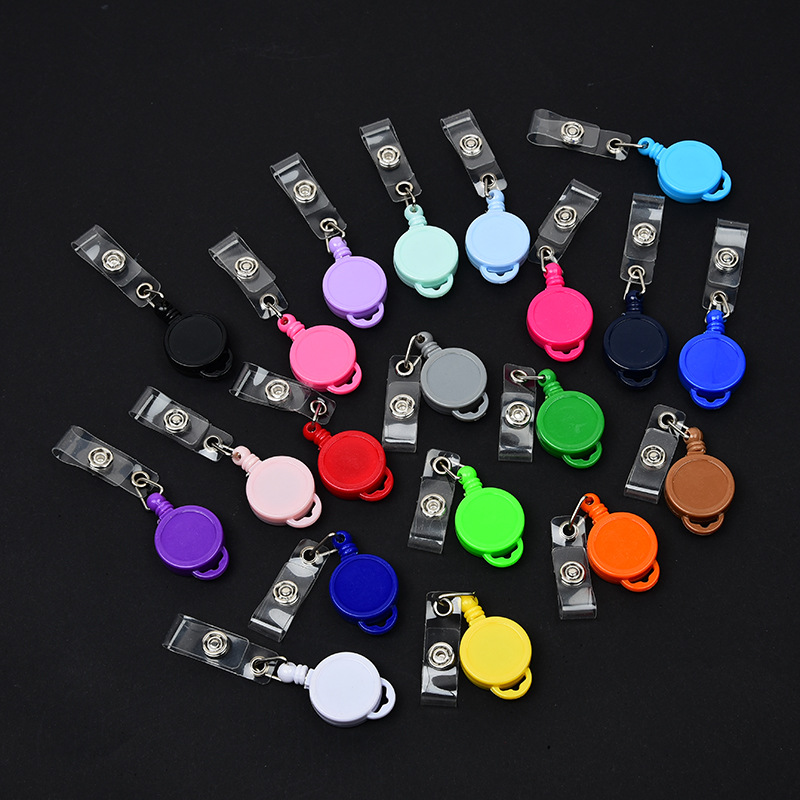 The creative small easy-pull telescopic buckle can be paired with a lanyard stretch buckle and an easy-pull keychain