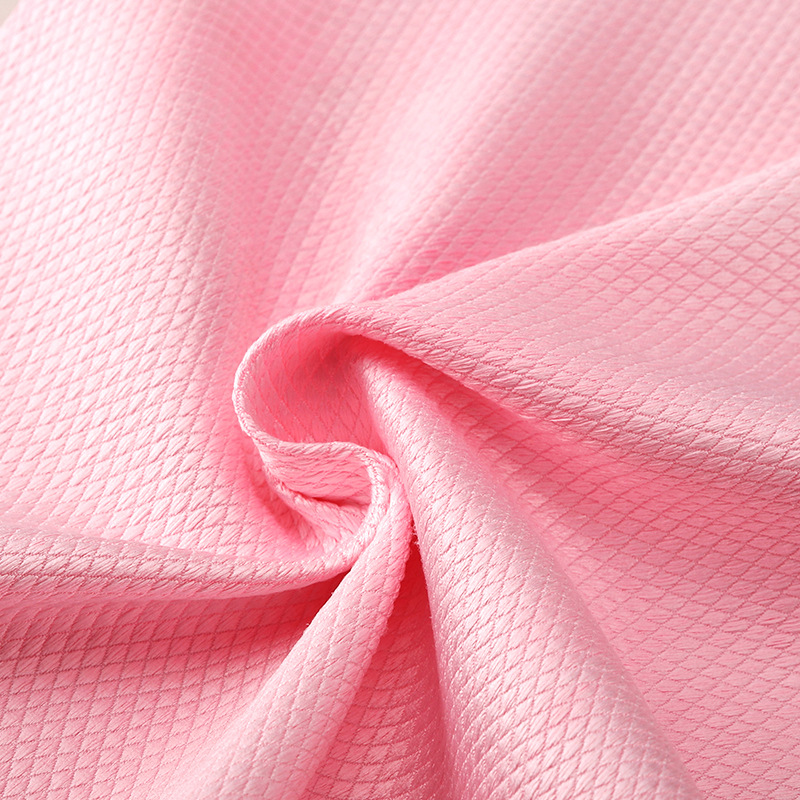 The edge-cut fish-scale cloth is absorbent for household cleaning and won't shed fibers. It can be used to clean glass mirrors, red wine glasses, and is also available for distribution by Internet celebrities and e-commerce platforms Specification image