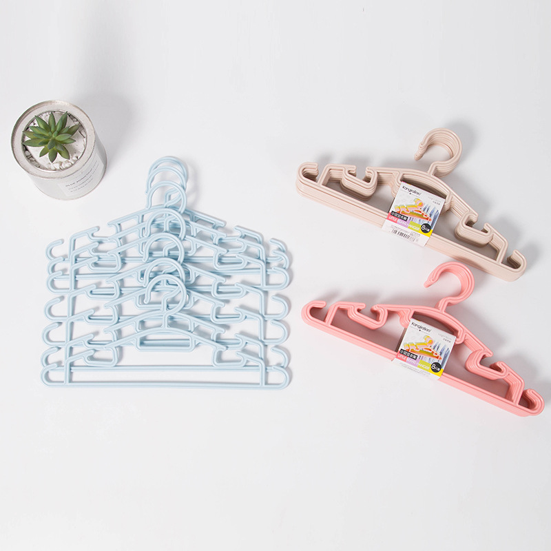 Small plastic clothes drying rack, PP material clothes hanger, children's traceless clothes hanger, gift wholesale Application Scenario