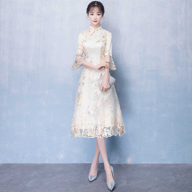 A modern champagne-colored cheongsong-style dress with a Chinese style, featuring a youthful and trendy style for young girls details Picture