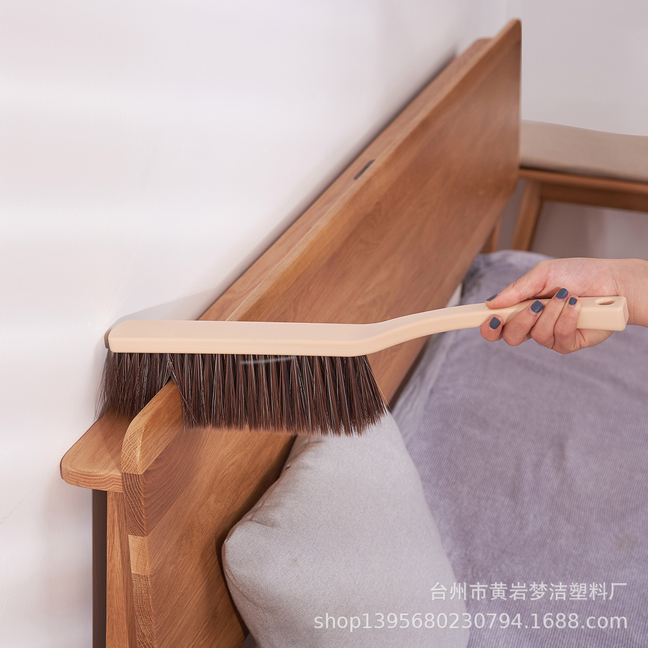 G364 Bed brush Wonder, soft bristle brush, small broom, dust removal brush, bedroom, home, carpet, sofa cleaning, bed brush direct supply Application Scenario