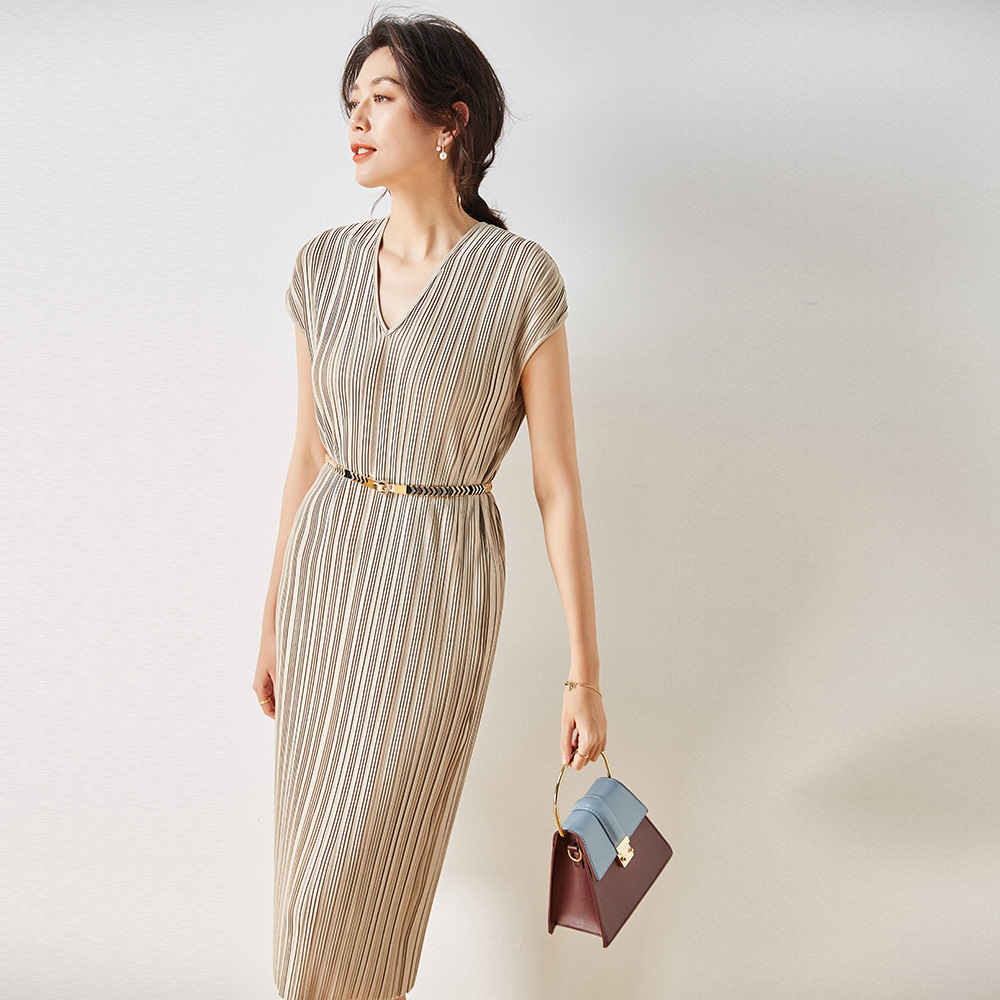 Shenghong 2024 Summer V-neck Slimming, Elegant, loose and retro pleated mid-length Dress 2136 Specification image