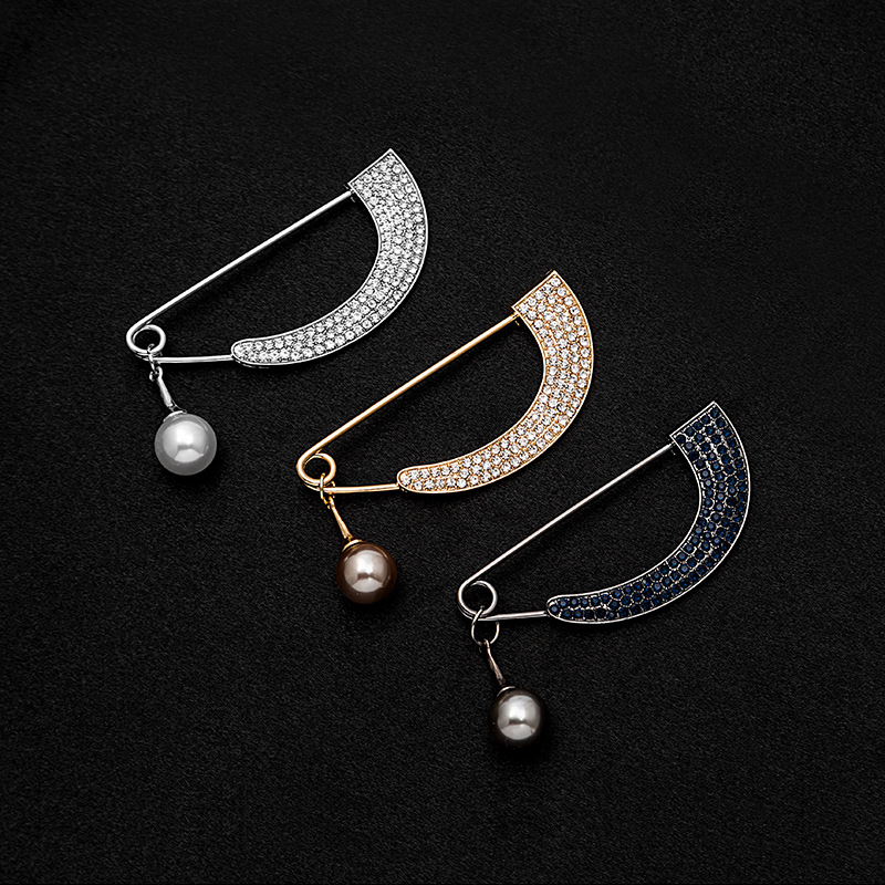 European and American cross-border personalized diamond-encrusted brooch, full diamond arc-shaped pendant, pearl brooch, shirt collar pin, anti-exposure chest buckle details Picture
