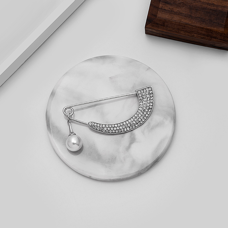 European and American cross-border personalized diamond-encrusted brooch, full diamond arc-shaped pendant, pearl brooch, shirt collar pin, anti-exposure chest buckle Application Scenario