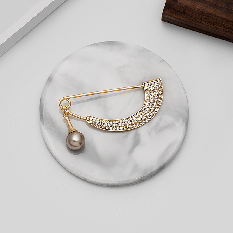European and American cross-border personalized diamond-encrusted brooch, full diamond arc-shaped pendant, pearl brooch, shirt collar pin, anti-exposure chest buckle Specification image