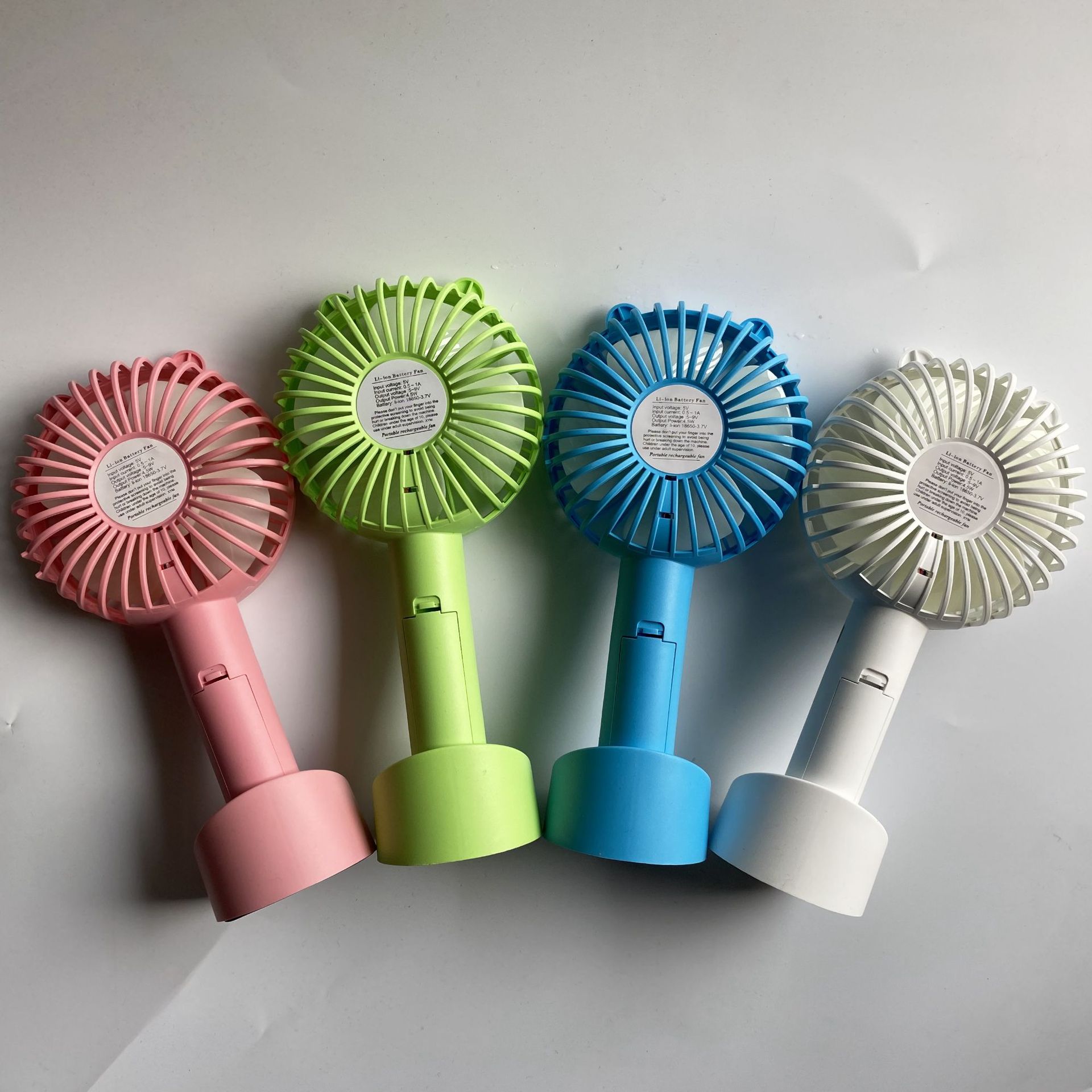New Bear USB handheld fan portable mini creative desktop charging cartoon fan gift Application Scenario