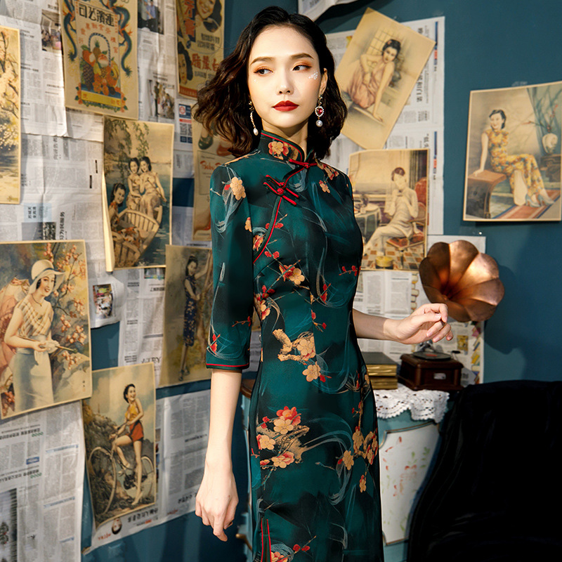 The improved version of the national trend cheongsam dress, a retro Shanghai style from the Republic of China era, exudes an elegant and refined charm. It's a long dress with a Chinese style Specification image