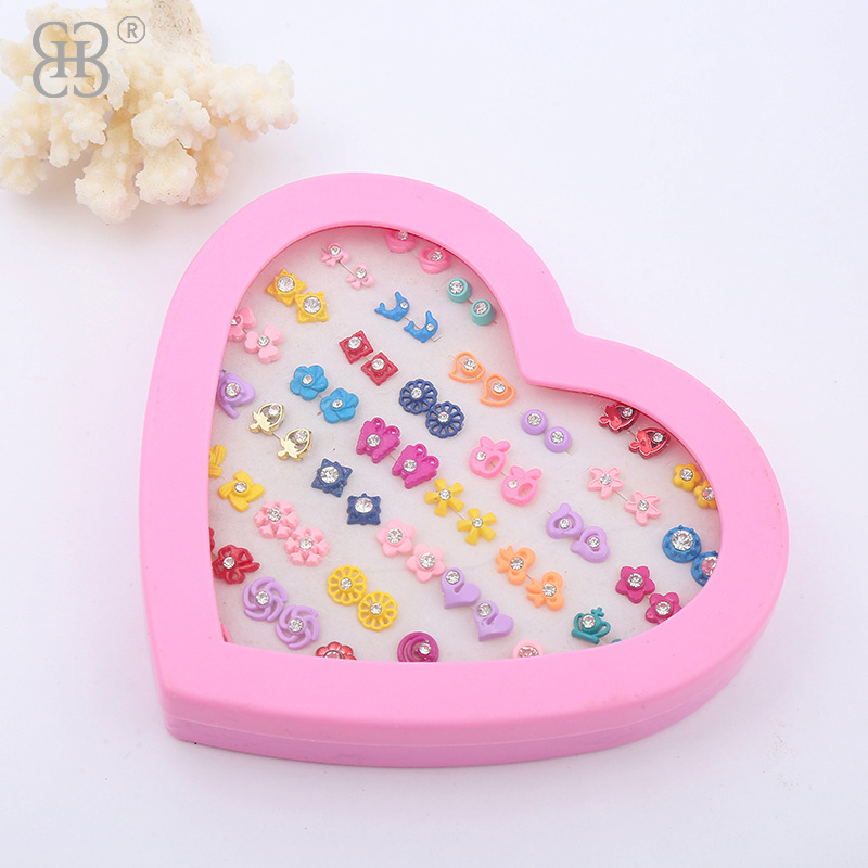 Korean flower-shaped plastic needle box ear studs, colorful diamond-encrusted ear studs, exquisite two-yuan store earrings for primary and secondary school students Application Scenario
