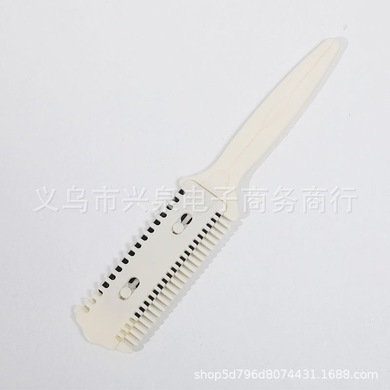 【 Districts 3-11 】 Small hair clippers 20 yuan per pack 1500 yuan per box 1 yuan. Hair clippers, hair combs, hair knives, household bangs trimmers, dual-purpose hair care tools 1 yuan. Street stalls Application Scenario