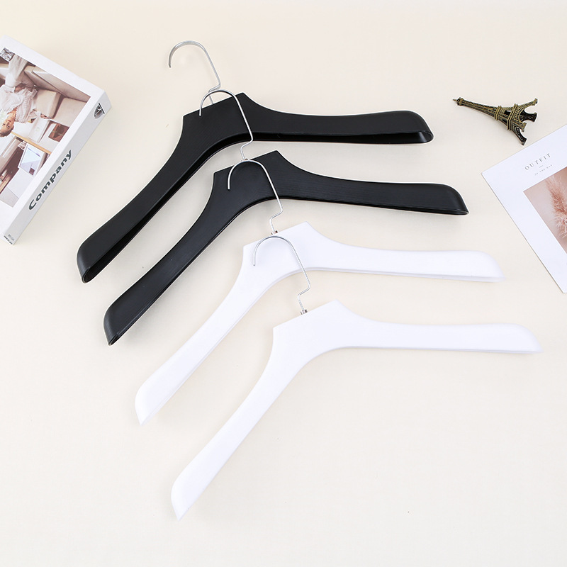 Colgador de plástico para hombre imitación de grano de madera hombros anchos trajes sin marcas abrigos casuales colgador de stand de ropa colgante para tiendas de ropa
