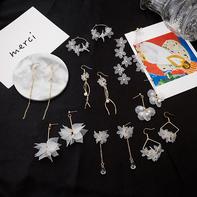 Silver needle Japanese and Korean super fairy transparent petal earrings, forest-themed fresh girl three-dimensional Daisy white small flower earrings Application Scenario