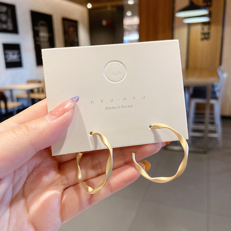 ins retro exaggerated earrings for women, Korean 925 silver stud earrings for women, elegant tassel earrings, fashionable, exaggerated and individual, European and American style Specification image