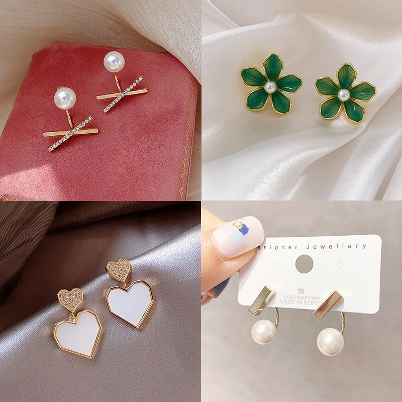 Sterling silver needle elegant pearl earrings, women's design sense, internet-famous ear studs, versatile earrings, earrings and accessories, wholesale of street stall accessories Application Scenario