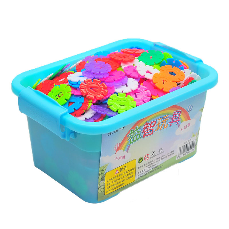 Bulk large snowflake building blocks for children, plastic assembly, toys for boys aged 2-3 and girls aged 4-9 in kindergartens Item Picture