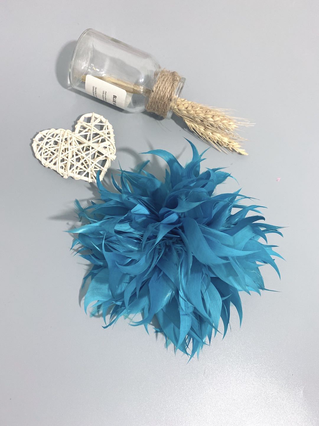 DIY colorful feather brooches, host accessories, retro European and American suit brooches, feather flowers details Picture