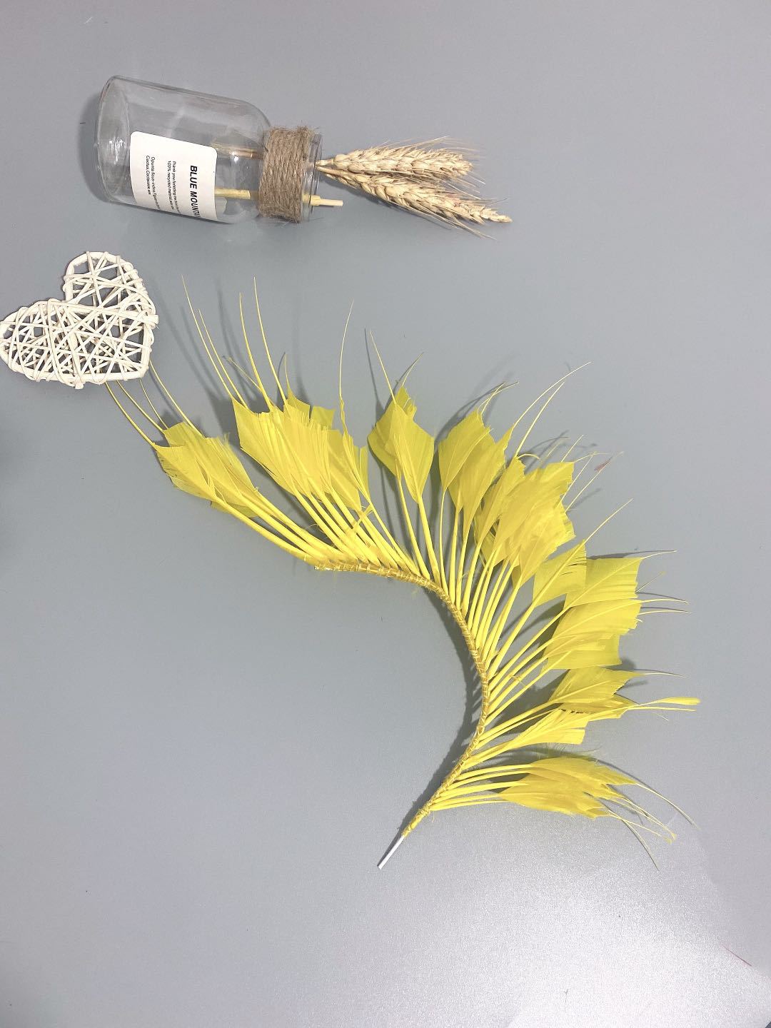 The manufacturer supplies DIY feather wire flower headwear, clothing accessories, stage performance decorations, and colorful feather corsages Application Scenario