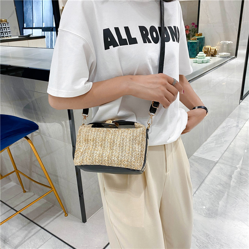 Korean version summer new straw woven handbag, fashionable hand-held bag, women's bag, trendy and versatile, single-shoulder crossbody bag Application Scenario