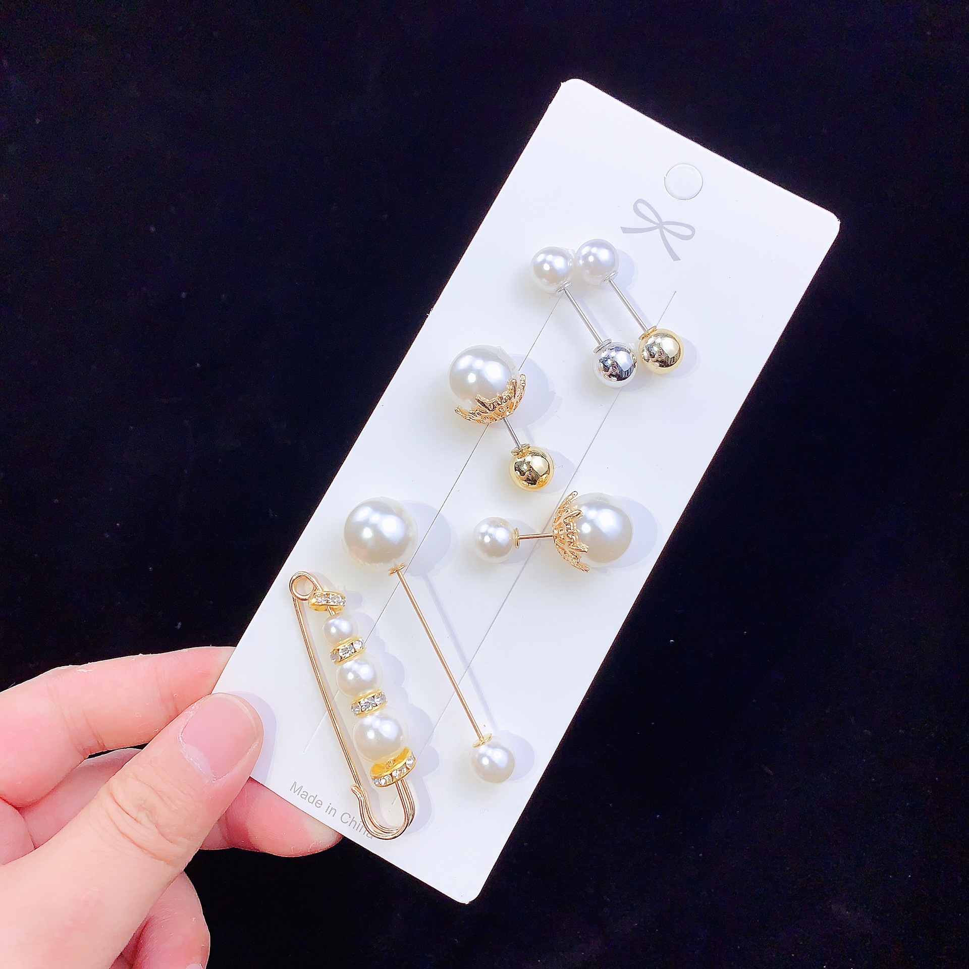 A one-line imitation pearl pin buckle for the waistline of the overalls, a mini accessory for fixing the waistline of the pants, a women's brooch and a pin Application Scenario