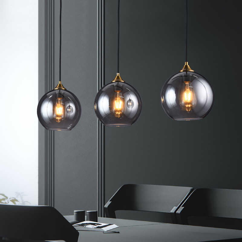 The small pendant lamp at the bedside in the Nordic bedroom is simple, creative and individual. The minimalist and light luxury glass three-headed lamp at the dining bar counter is a popular choice details Picture