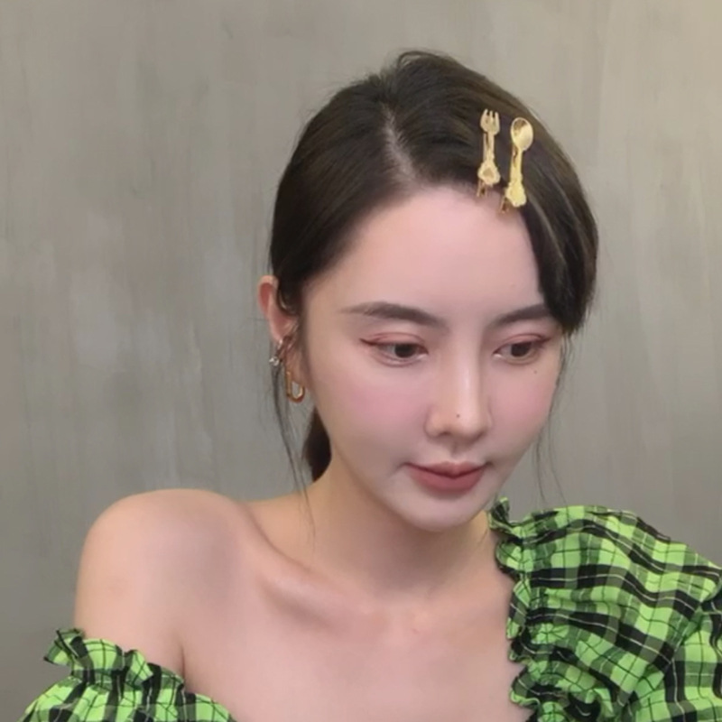 The MONA series of popular national trend products features the same style of soup spoon hair clips, bangs clips, alloy new versatile edge hair accessories, duckbill clips, and women's national trend series details Picture