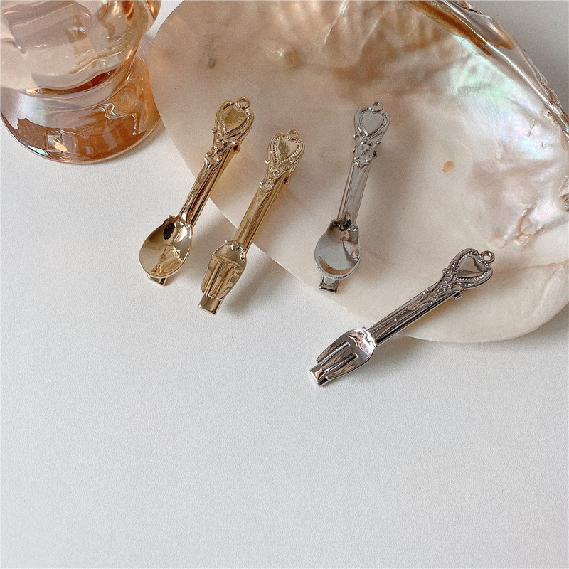 The MONA series of popular national trend products features the same style of soup spoon hair clips, bangs clips, alloy new versatile edge hair accessories, duckbill clips, and women's national trend series Application Scenario