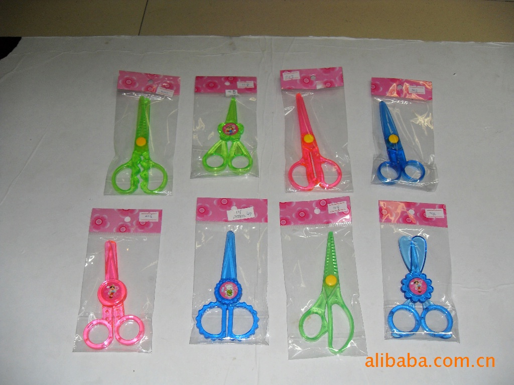 We offer a wide range of styles of Xinhong all-plastic safety office scissors and student DIY scissors details Picture
