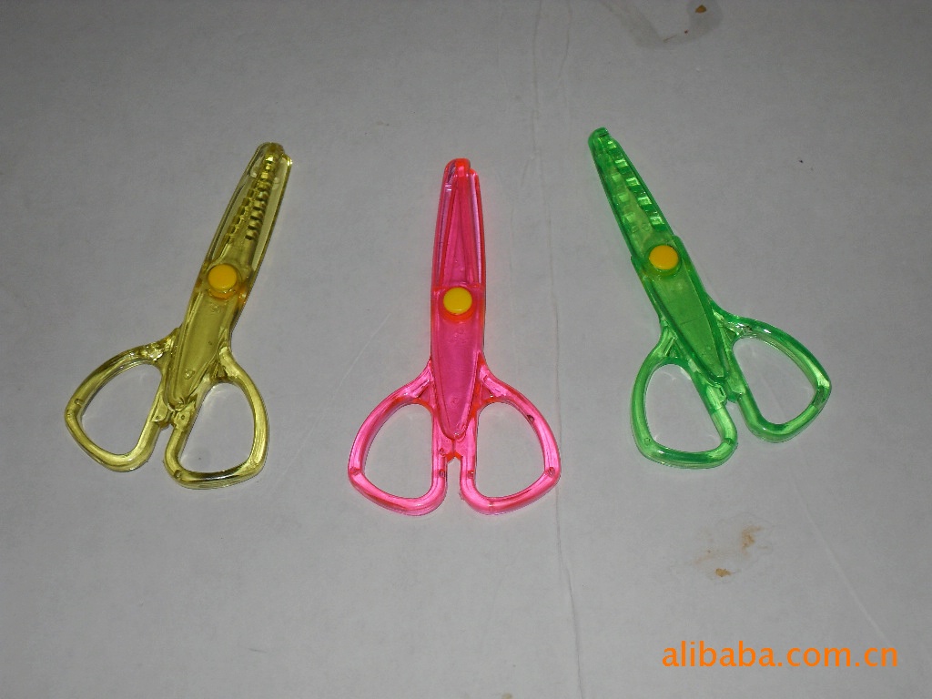 We offer a wide range of styles of Xinhong all-plastic safety office scissors and student DIY scissors Specification image