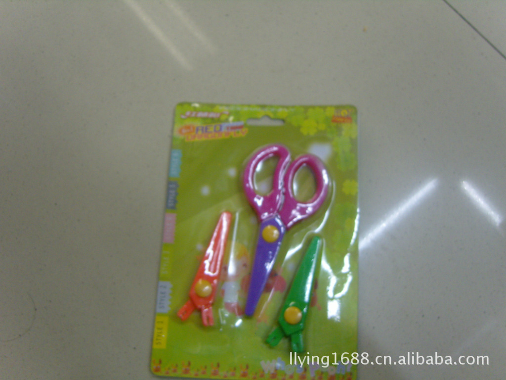 Wholesale supply of children's mini replaceable ABS plastic scissors with 6 different patterns to choose from Specification image