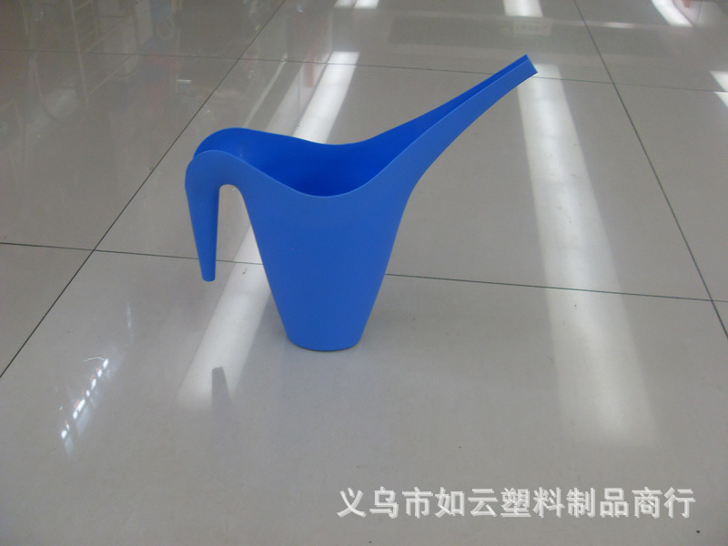 Wholesale supply of plastic water bottle watering pot watering pot long mouth pot