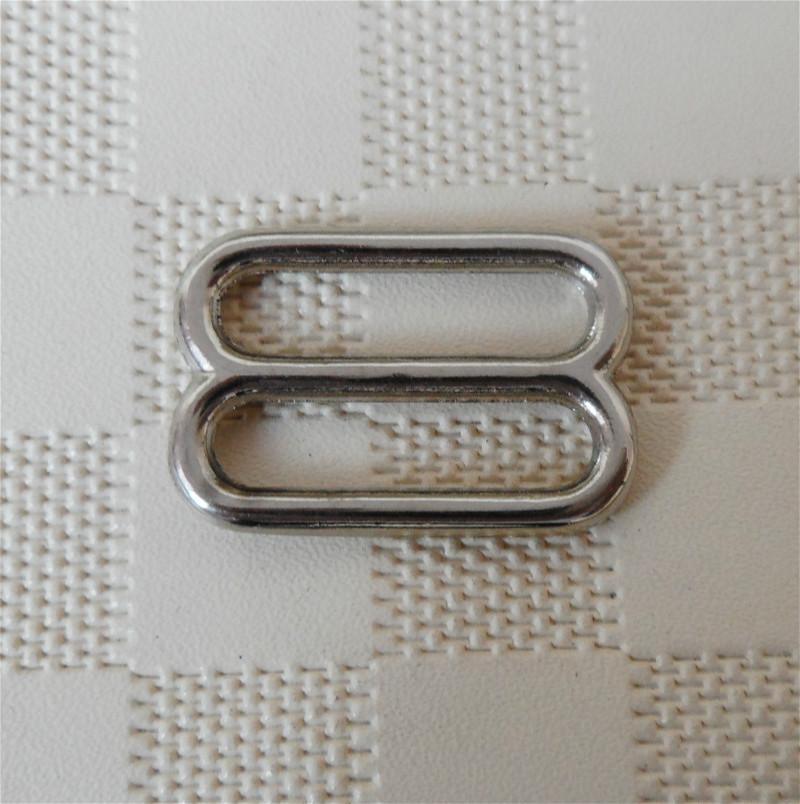 The manufacturer supplies zinc alloy pet buckles, hooks, pull hooks and leash buckles Application Scenario