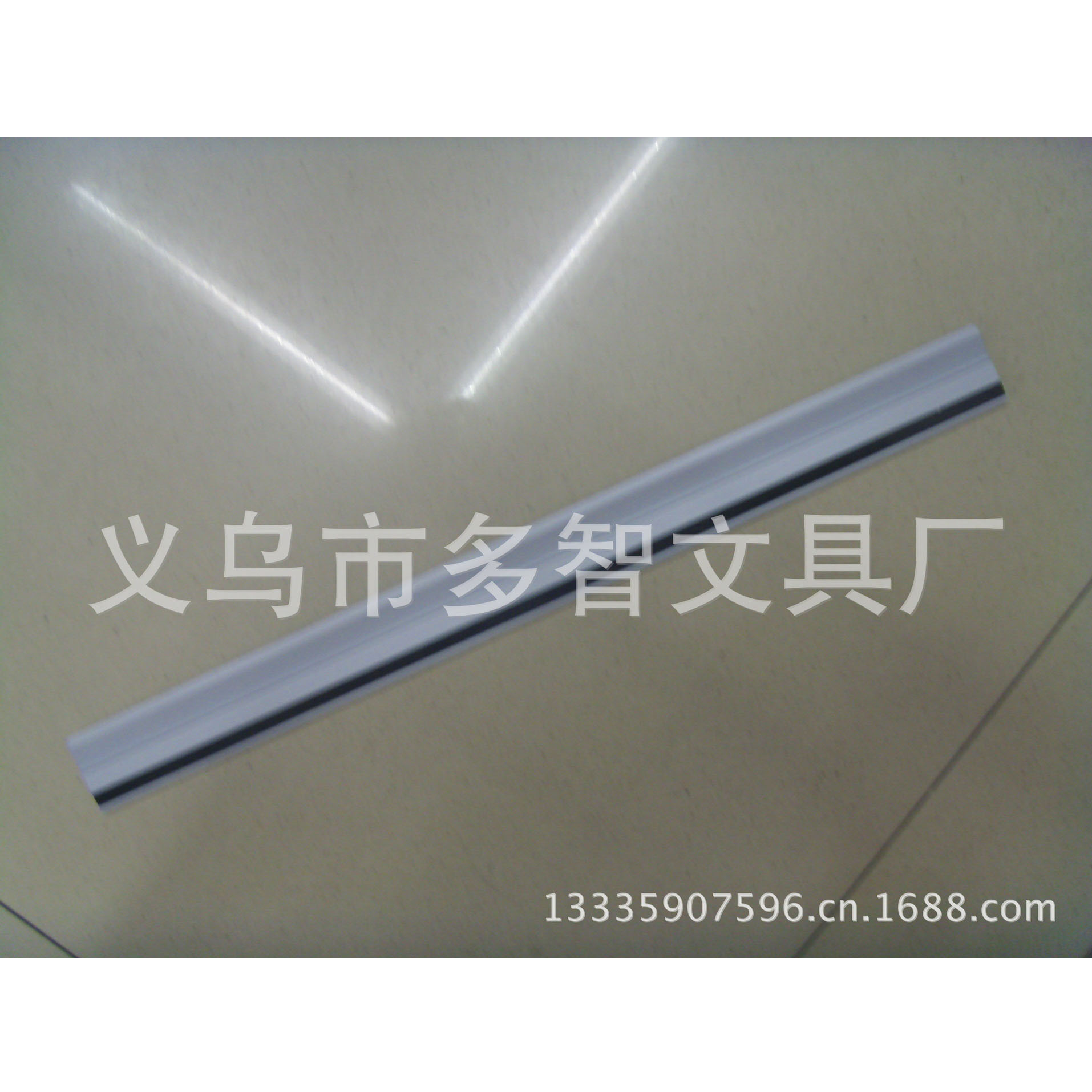 厂家直销  文具批发  铝尺   尺   直尺   三角板等等