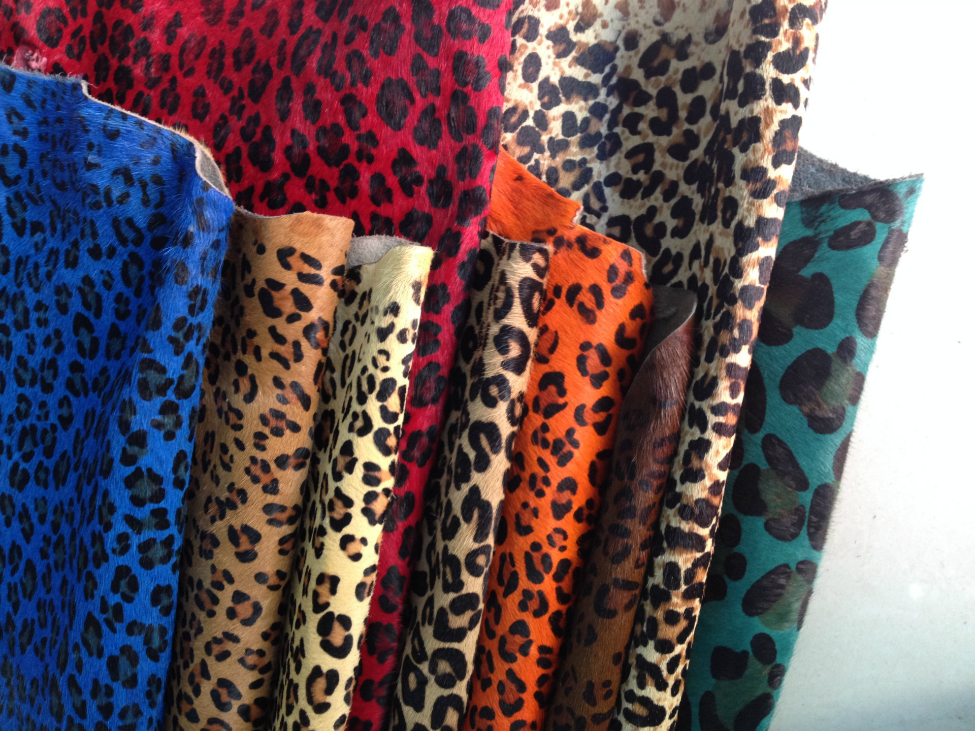 Ha Niu leather leather horse hair leopard print flower horse skin color spot factory direct sales can be customized sample full figure