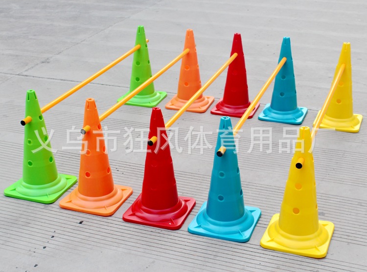 厂家供应 52cm标志桶 足球训练障碍物 路障 52cm方底带孔标志桶