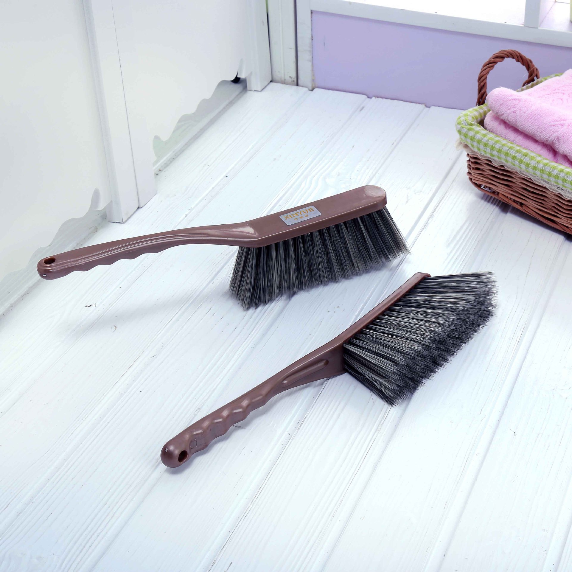 Factory wholesale imitation brown bristle bed brushes, anti-slip, anti-static, dust-removing brushes, household cleaning brushes, daily necessities and laundry brushes details Picture