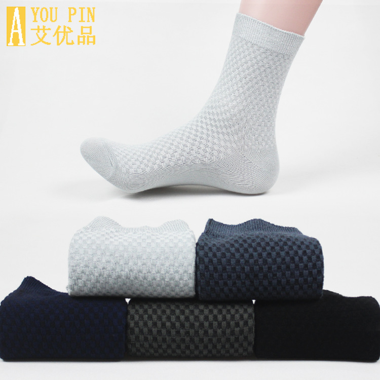 Wholesale of new bamboo fiber men's socks with double-needle subtle patterns and small squares from the manufacturer