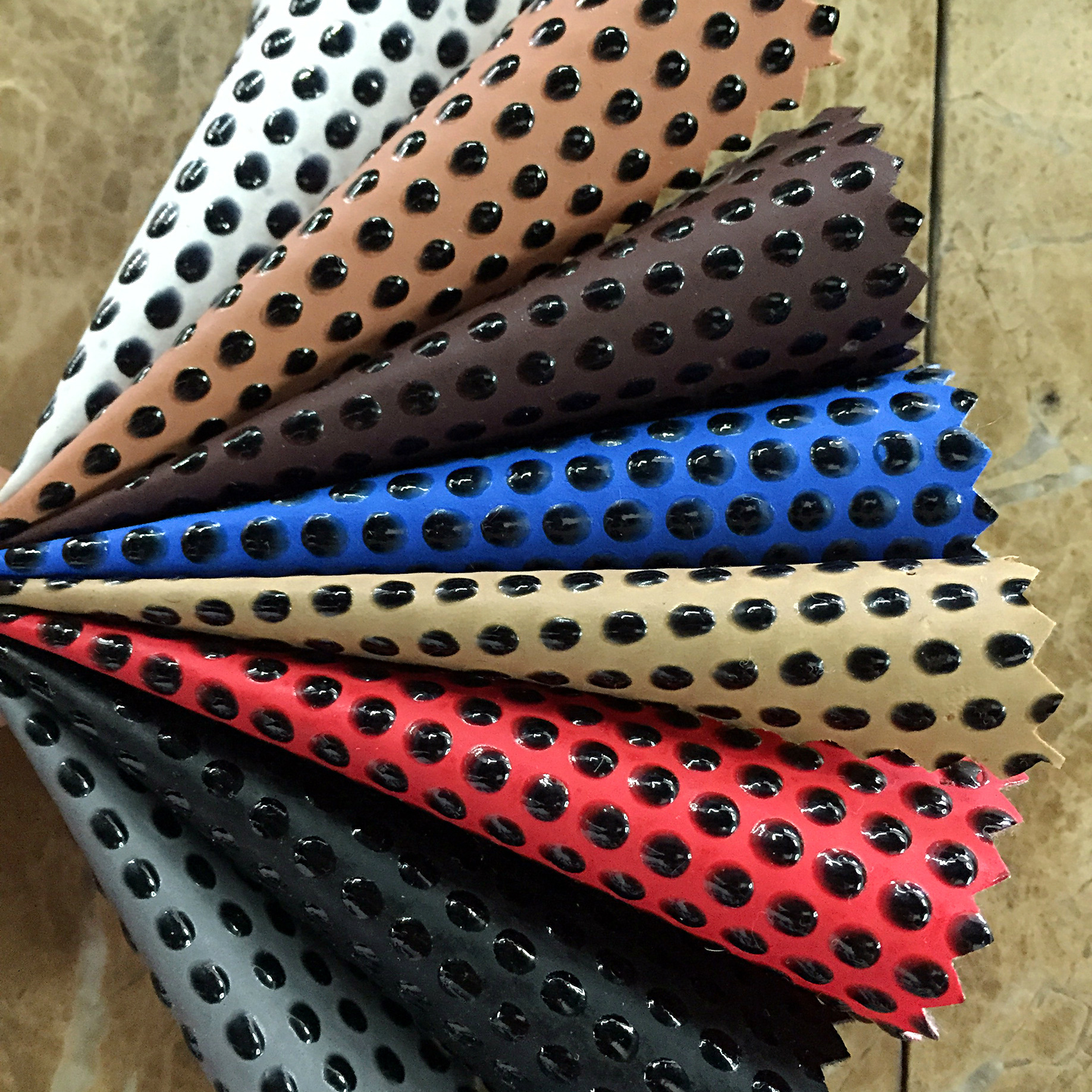 义乌滴塑PU革 大圆点小圆点PU皮革 箱包鞋面商标革 笔记本皮革