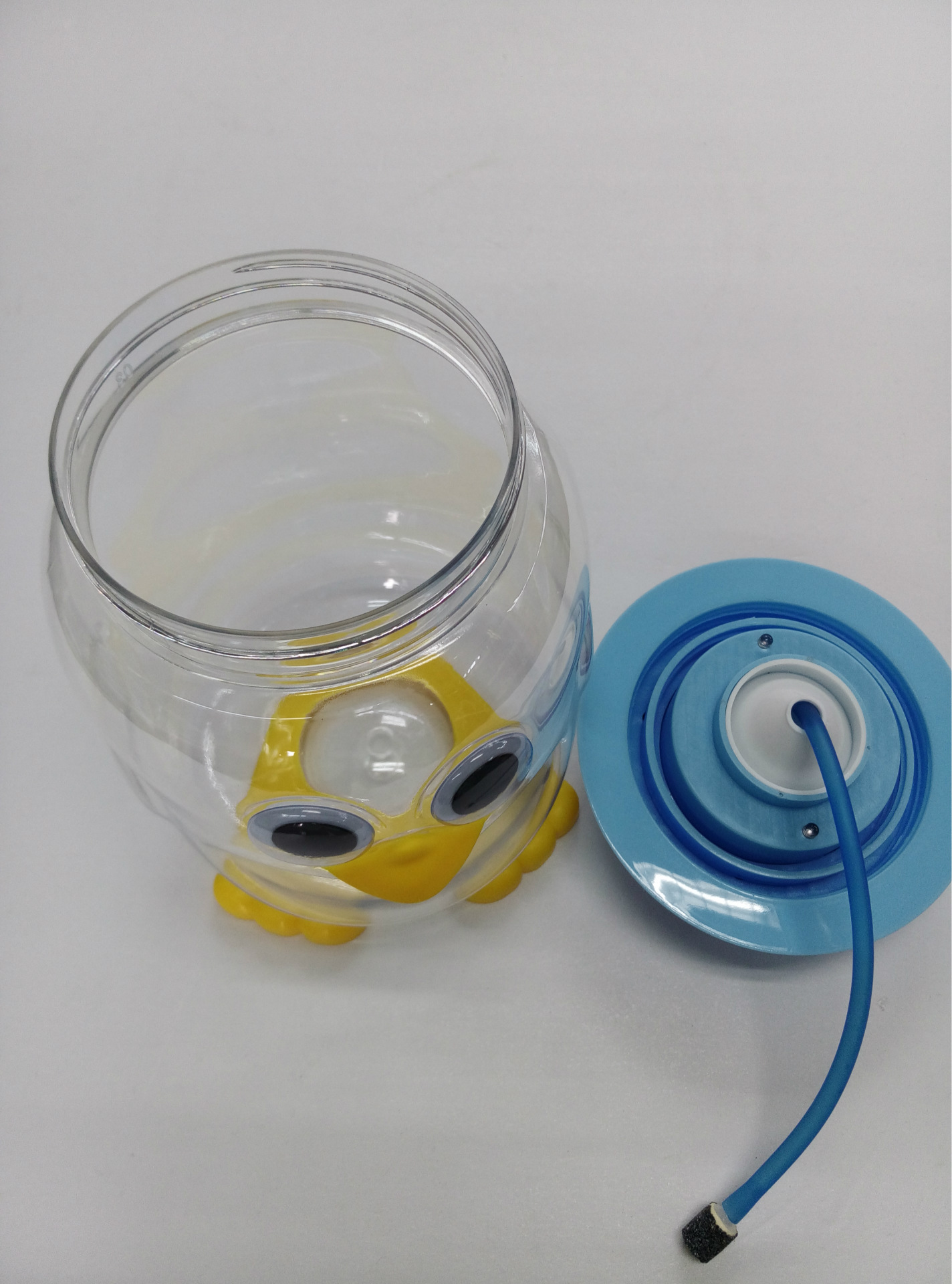 Small portable cartoon-shaped fish tank, mini and cute acrylic small aquarium Application Scenario