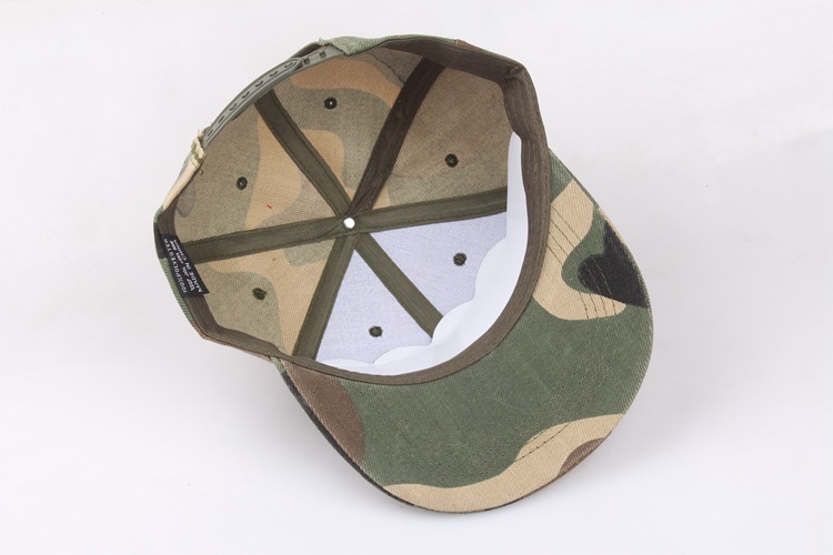 New glossy camouflage flat brim caps, trendy men's and women's baseball caps, hip-hop caps, outdoor sports flat brim caps, wholesale from the manufacturer Application Scenario