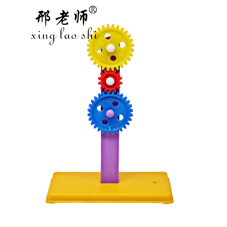 Teacher Xing's demonstration of matching gear sets and brackets with the curriculum standards for primary and secondary schools