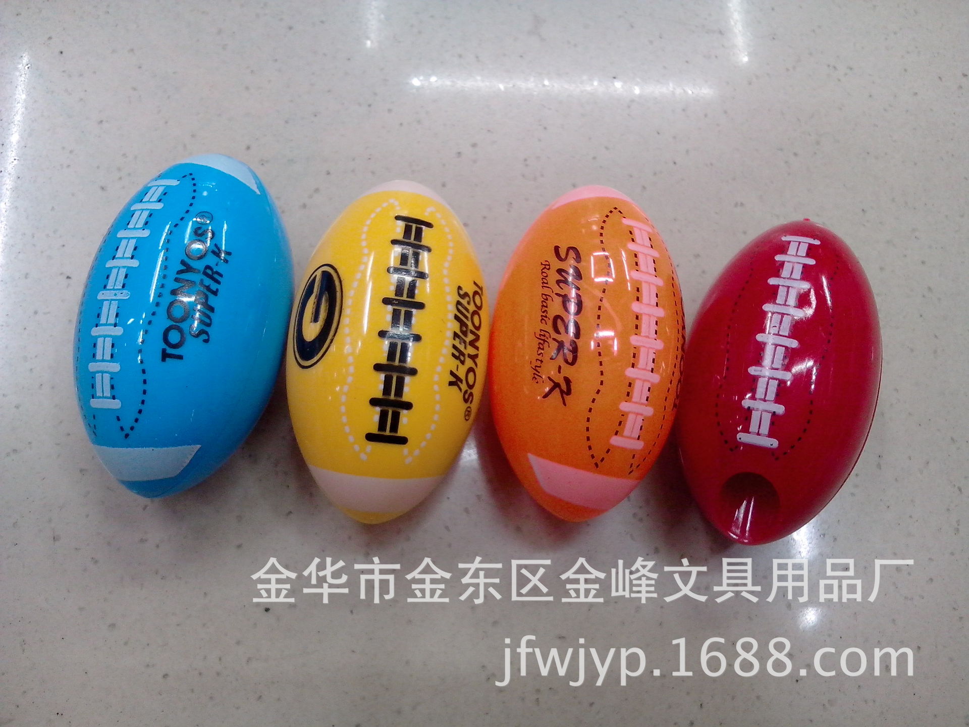 Football-shaped pencil sharpener, creative manual pencil sharpener, student office supplies pen sharpener Specification image