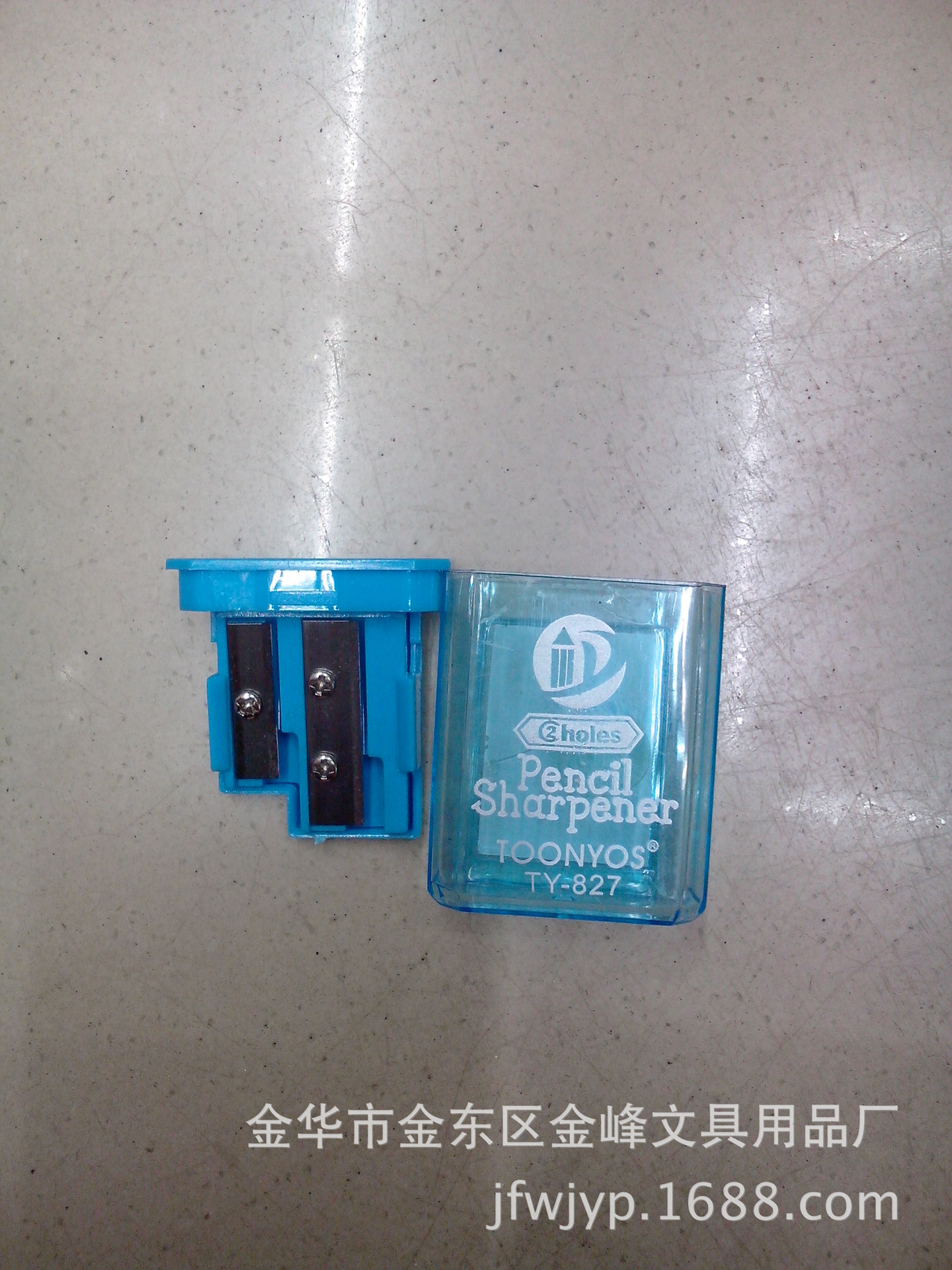 The double-hole pencil sharpener has a novel design and is a manual pen sharpener for student office supplies full figure