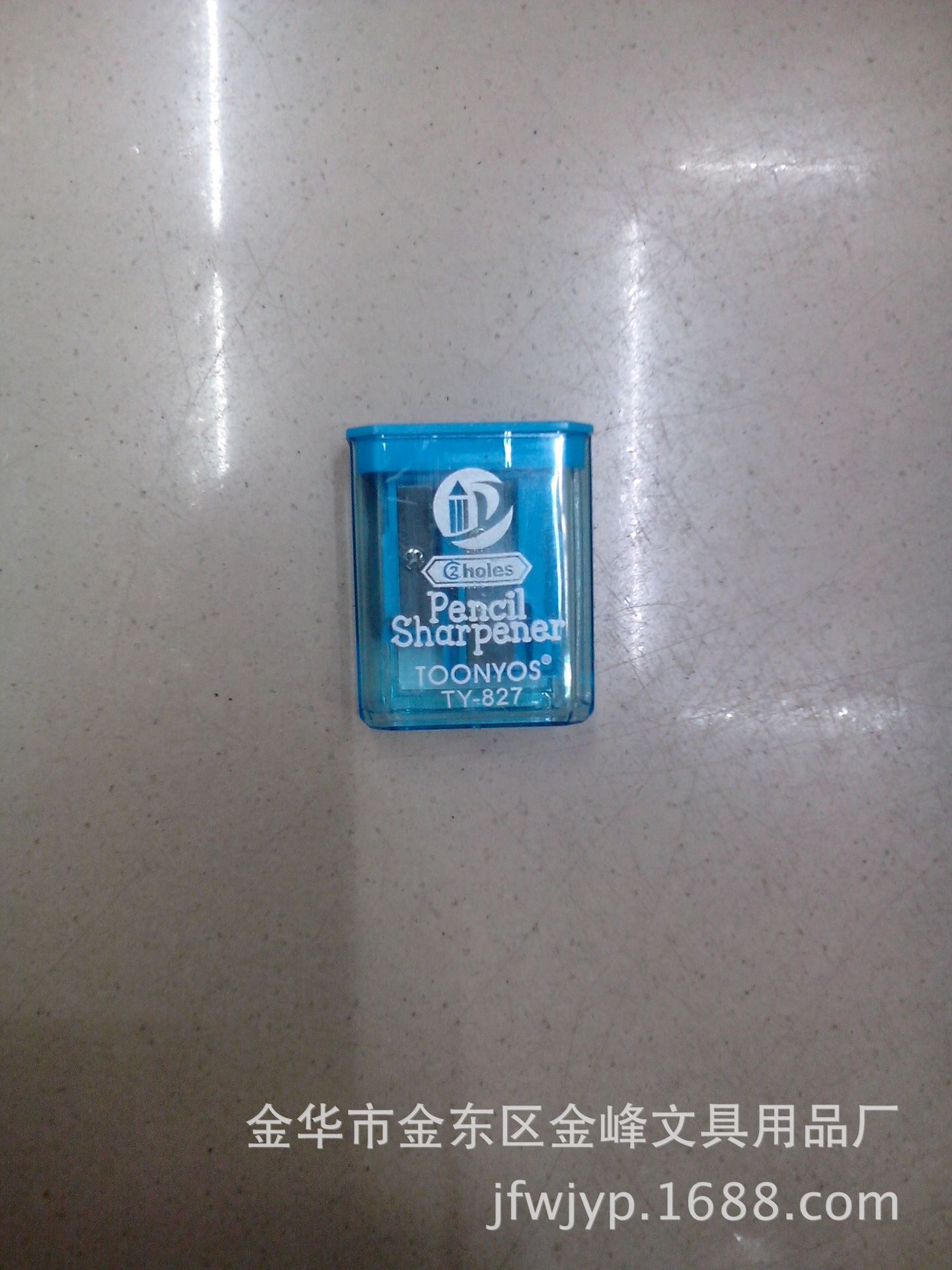 The double-hole pencil sharpener has a novel design and is a manual pen sharpener for student office supplies Specification drawing
